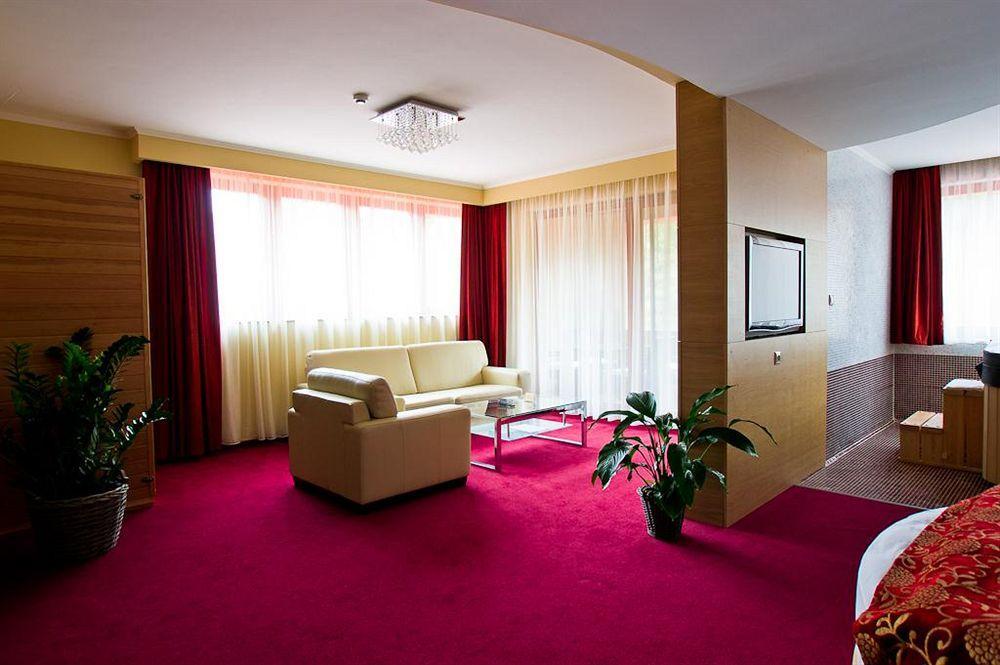 Erdospuszta Club Hotel Fenyves Дебрецен Екстериор снимка