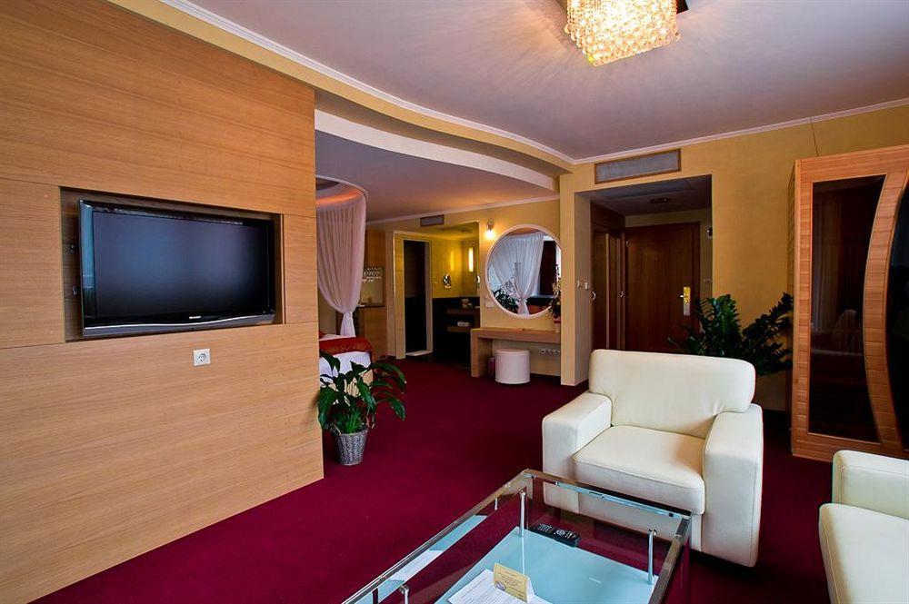 Erdospuszta Club Hotel Fenyves Дебрецен Екстериор снимка